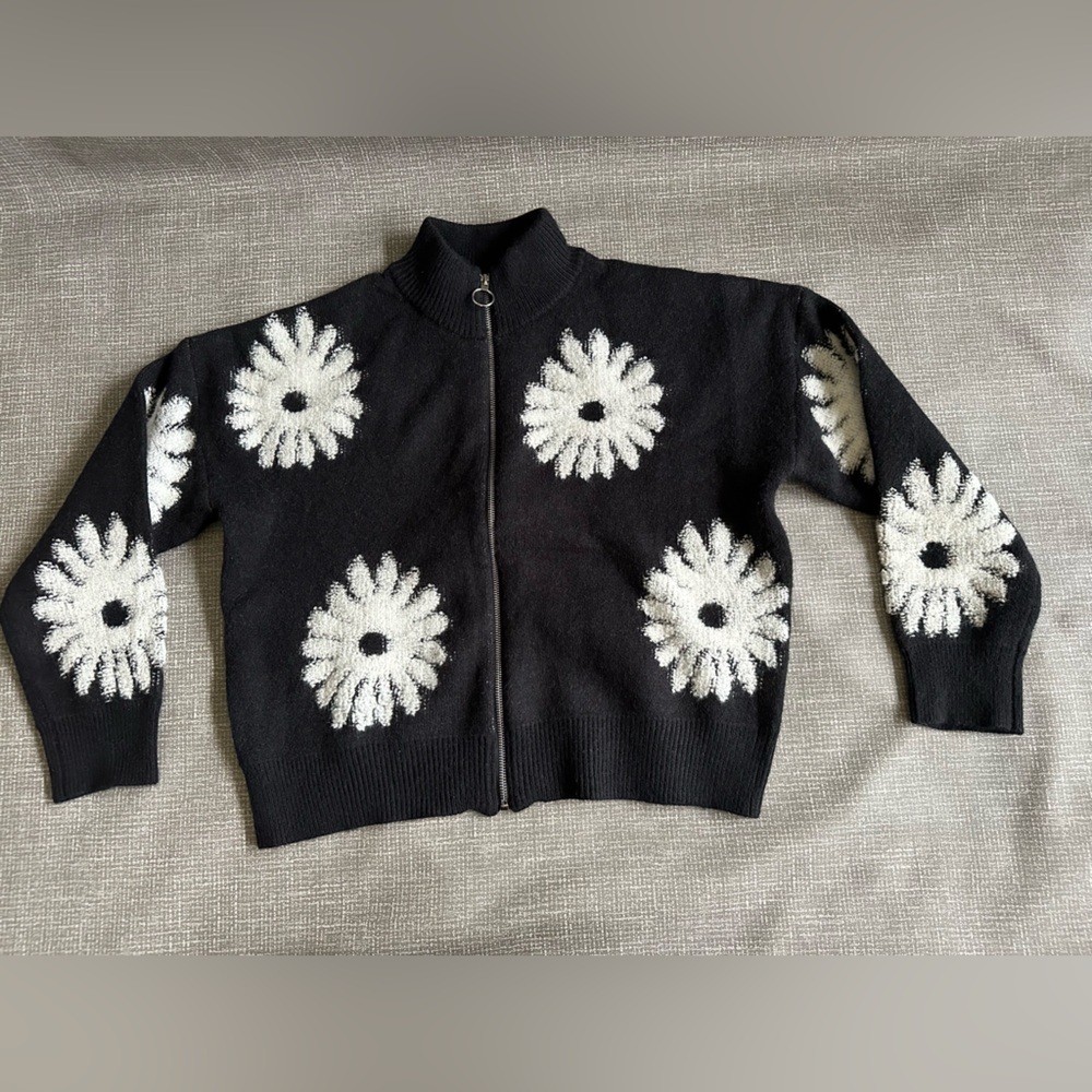 Rain and Rose Floral trucker style sweater Black White Flowers Size XL‎